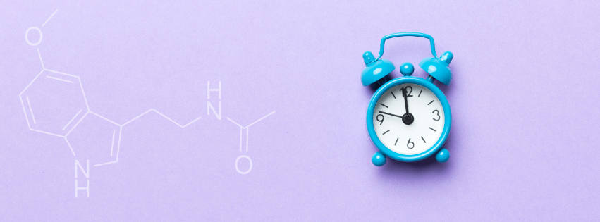 Blauer Wecker auf lila Hintergrund zur Symbolisierung von Melatonin
