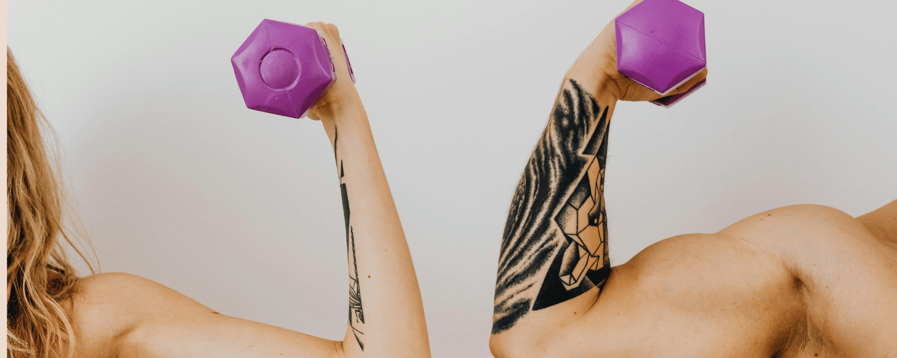 Androgene: Weiblicher und männlicher Arm heben ein Gewicht hoch und zeigen ihre Oberarmmuskeln