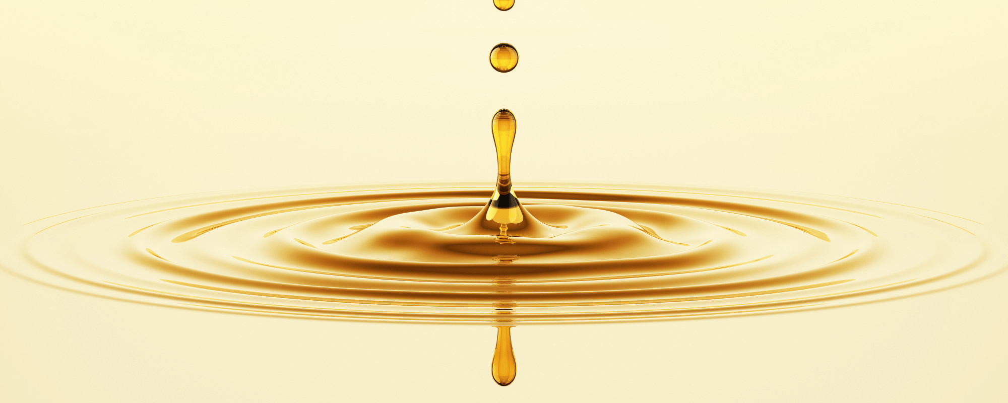 DHA & DPA: Tropfen der in eine Flüssigkeit fällt, erinnert von der Farbe her an Öl