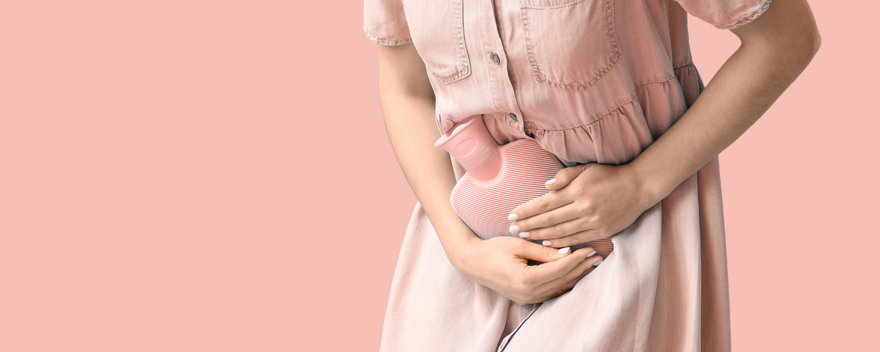 Frau mit Wärmeflasche bei Blasenentzündung