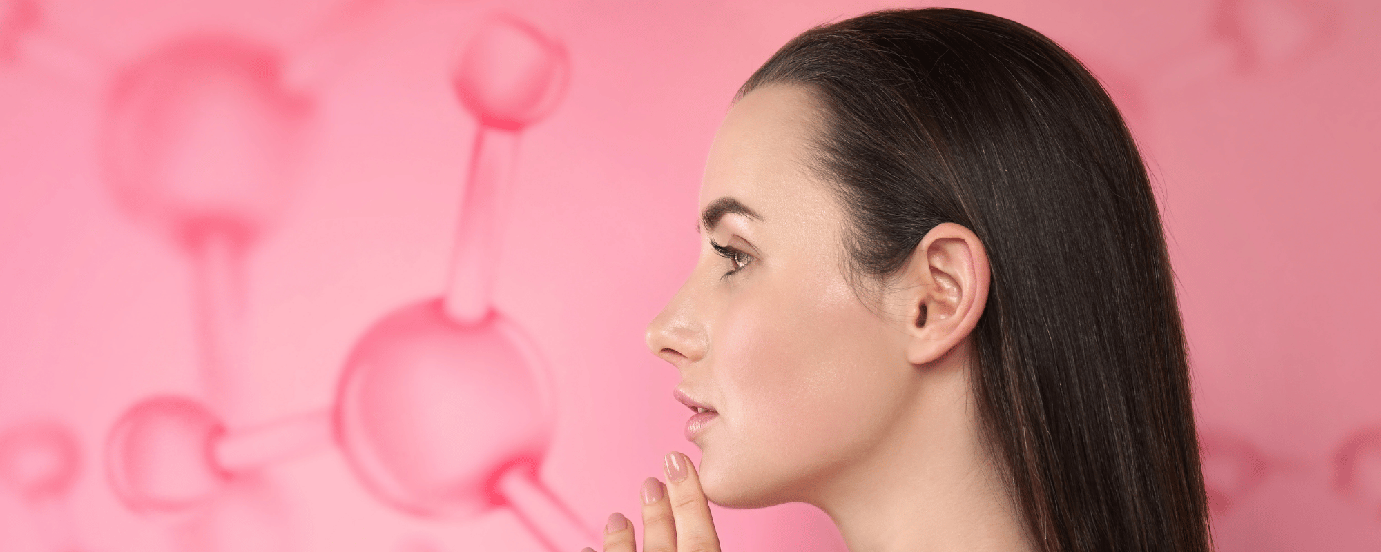 Frauenkopf auf rosa Hintergrund mit Andeuutung molkeularer Symbole