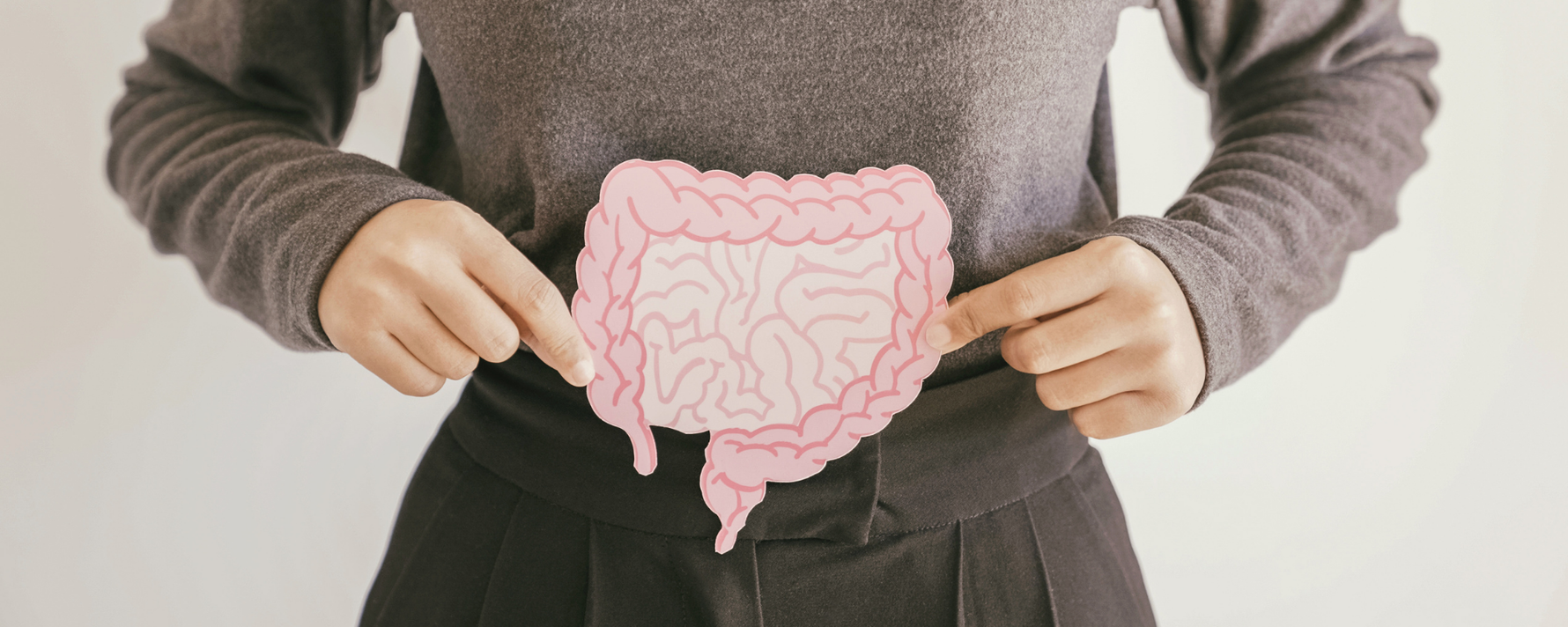 Frau mit Abbildung eines Darm in den Händen