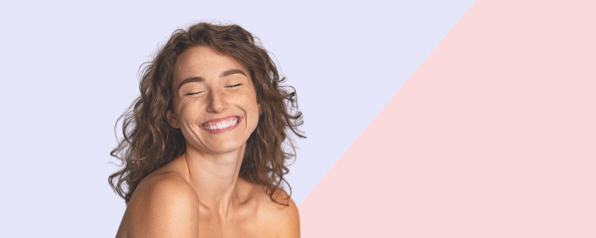 Longevity bei Frauen - Glückliche Frau auf lila-rosafarbenem Hintergrund