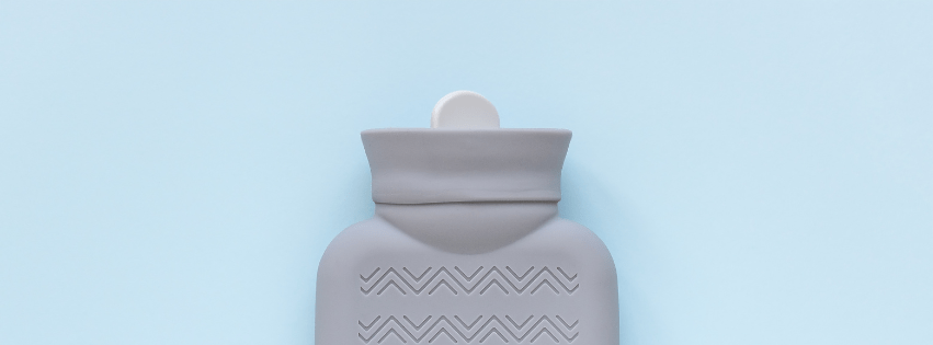 PMS: Wärmeflasche auf blauem Hintergrund