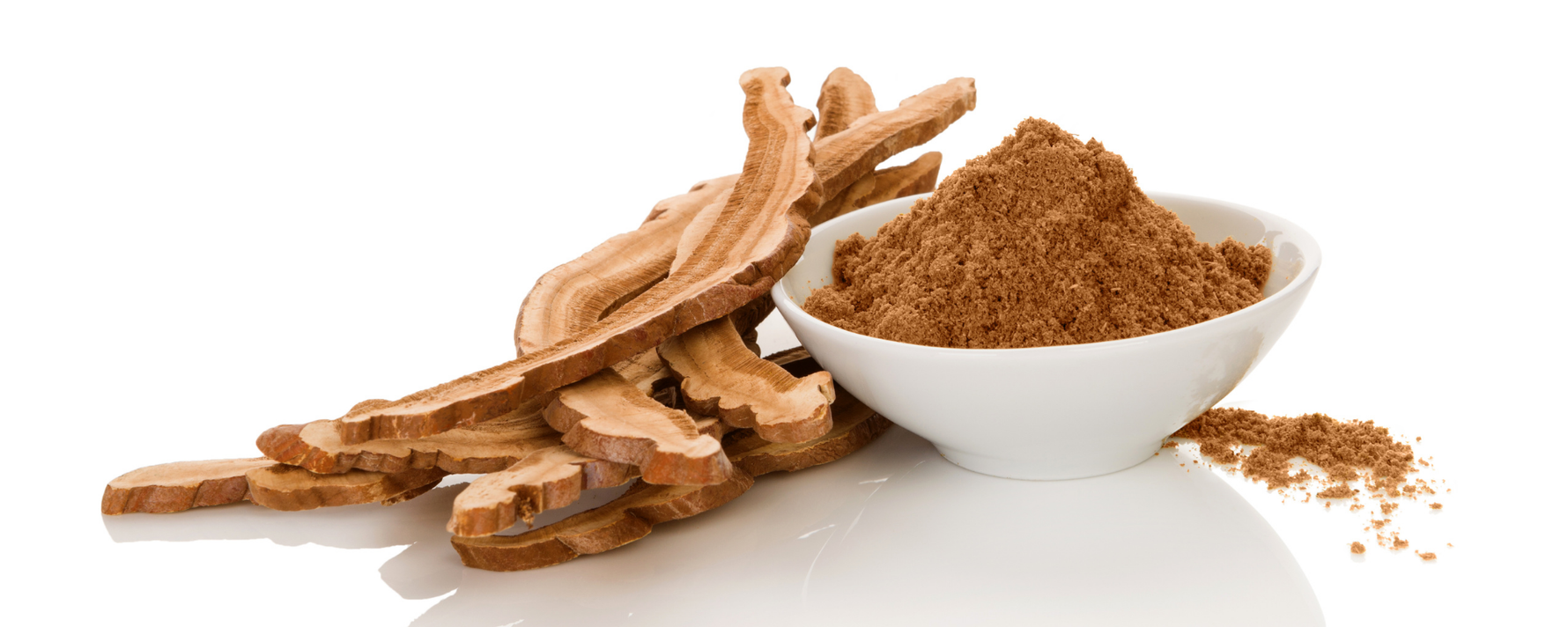 Reishi-Pilze auf einem Tisch liegend und dazugehöriges Pulver