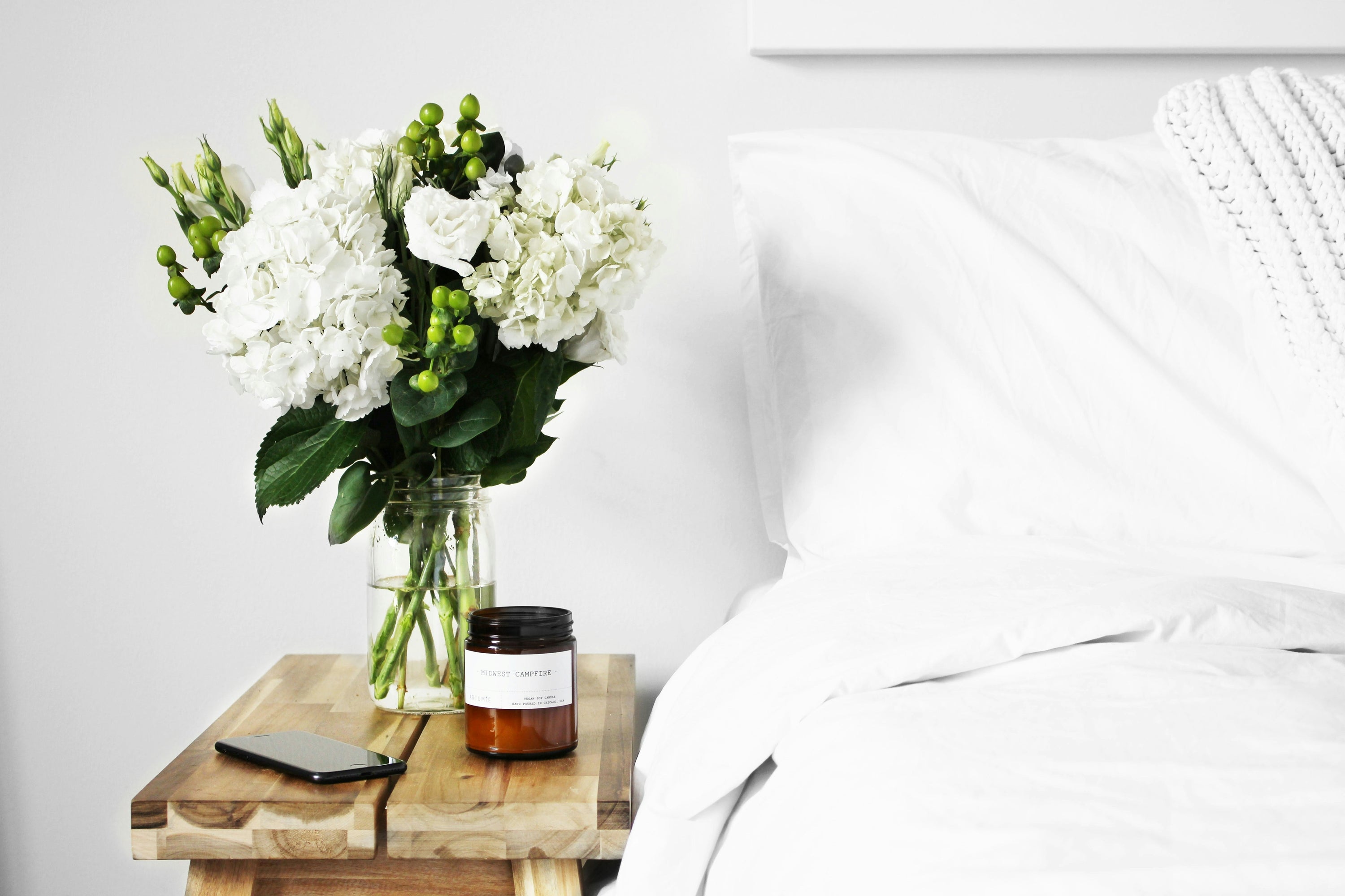 Bett mit Vase daneben - besser Schlafen mit Melatonin