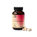 H3R LAB Vitality Daily Essentials Pack mit Vitaminen, Mineralien und Nahrungsergänzungsmitteln auf weißem Hintergrund